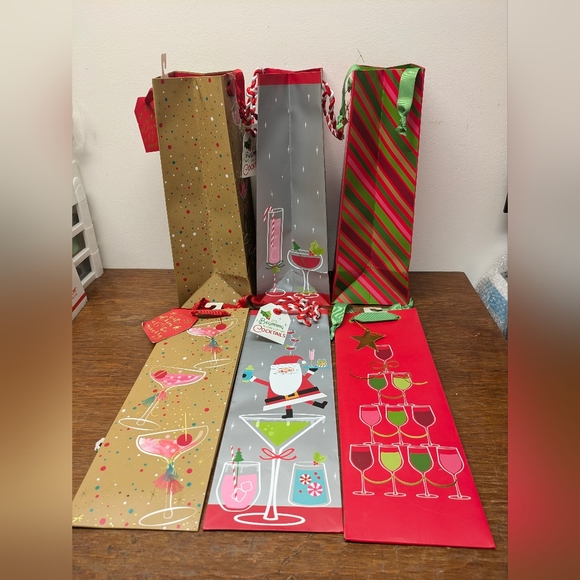 Holiday Wine Gift Bags Bundle 6 + 2 Free Whimsical Festive - Picture 2 of 4